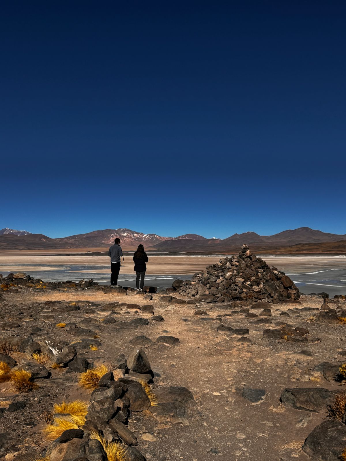Viajeros contemplando el paisaje del altiplano de Atacama